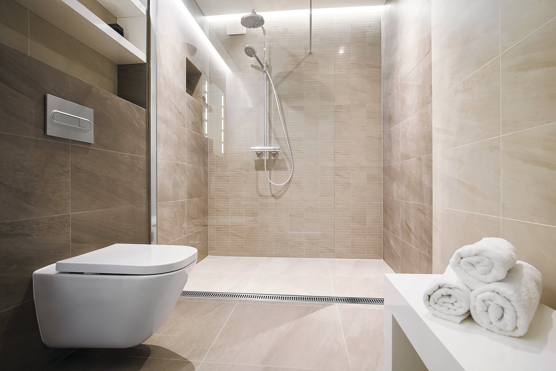 Renaissance Phoenix Downtown Hotel guest bathroom featuring large-format tile